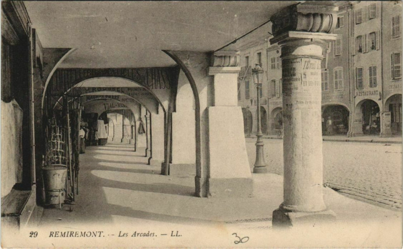 Carte postale ancienne Remiremont - Les arcades à Remiremont