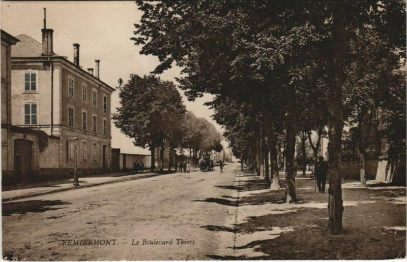 Carte postale ancienne Remiremont - Le boulevard thiers à Remiremont
