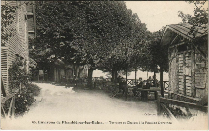 Carte postale ancienne Environs de Plombieres-les-Bains - Terrasse et chalets à Plombières-les-Bains