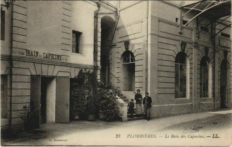 Carte postale ancienne Plombieres - Le bain des capucins
