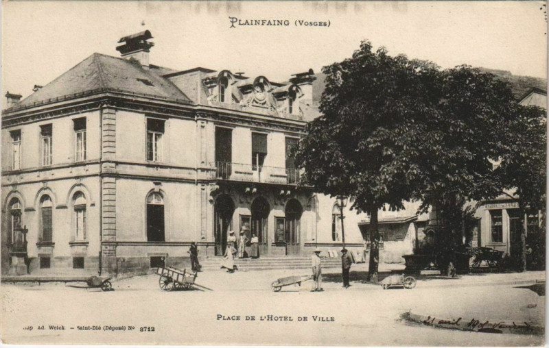 Carte postale ancienne Plainfaing - Place de l'Hotel de ville à Plainfaing