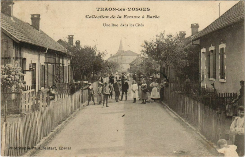 Carte postale ancienne Thaon-les-Vosges Une rue dans les Cités