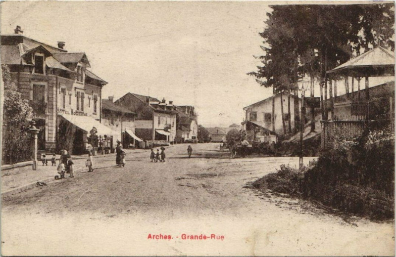 Carte postale ancienne Arches - Grande Rue à Arches