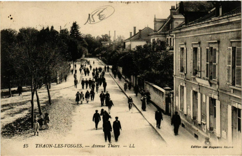 Carte postale ancienne Thaon-les-Vosges Avenue Thiers