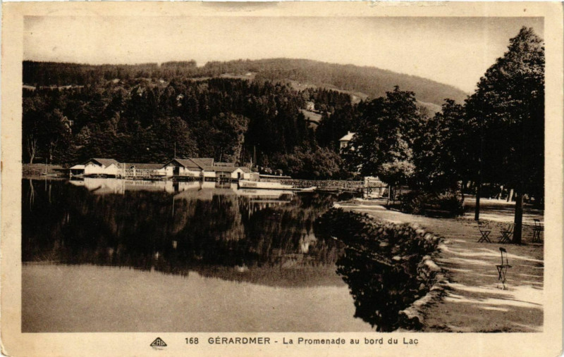 Carte postale ancienne Gerardmer La Promenade au bord du Lac à Gérardmer
