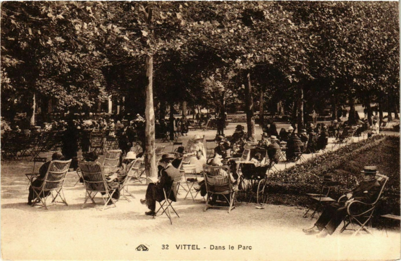 Carte postale ancienne Lorraine Vosges Vittel Dans le Parc à Vittel