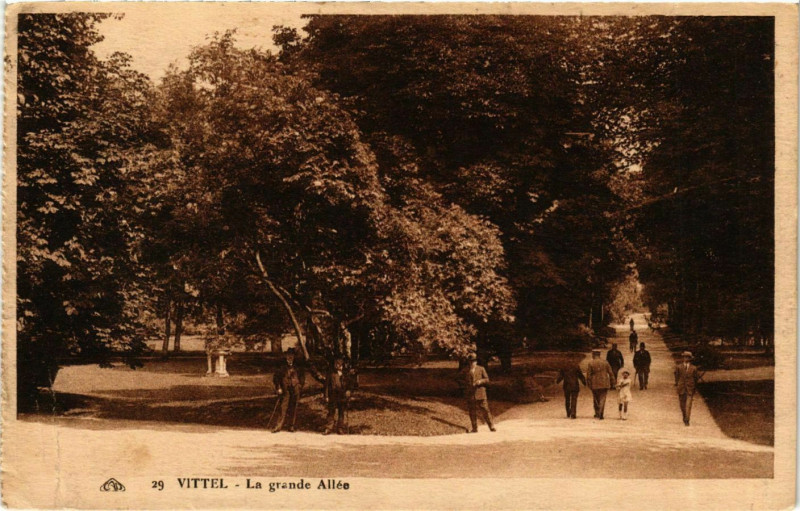 Carte postale ancienne Lorraine Vosges Vittel La grande Allée à Vittel