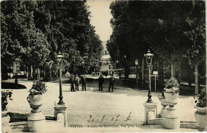 Carte postale ancienne Vittel Avenue du Golf Club vue du Casino à Vittel