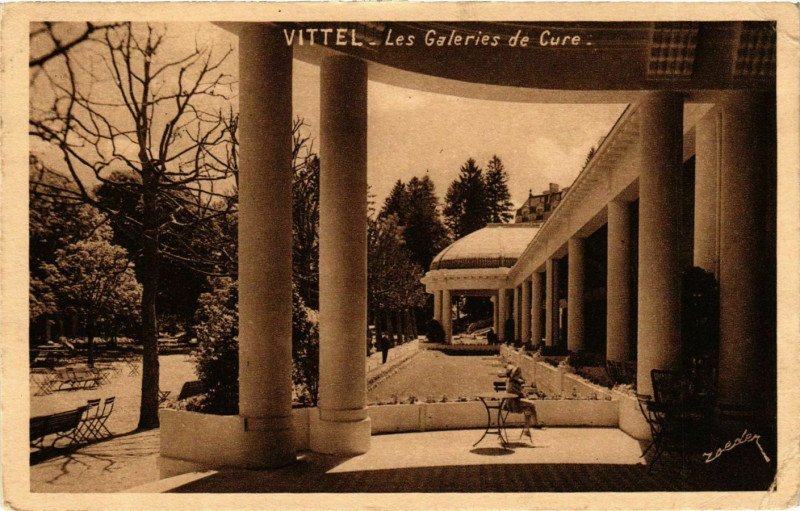Carte postale ancienne Vosges Vittel Les Galeries de Cure à Vittel