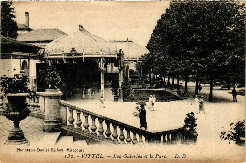 Carte postale ancienne Vosges Vittel Les Galeries et le Parc à Vittel