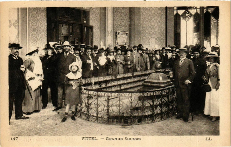 Carte postale ancienne Lorraine Vosges Vittel Grand Source à Vittel