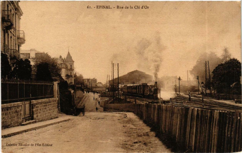 Carte postale ancienne Epinal Rue de la Cle d'Or. à Épinal