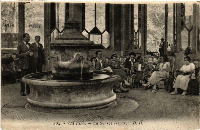 Carte postale ancienne Vittel La Source Hepar. à Vittel