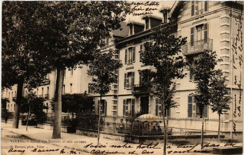 Carte postale ancienne Vittel Hotel des Sources et son annexe. à Vittel