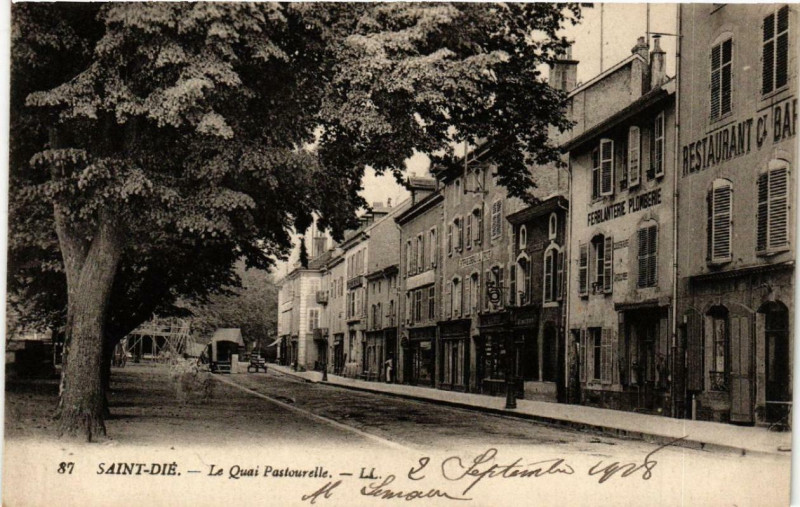Carte postale ancienne Saint-Die Le Quai Pastourelle.