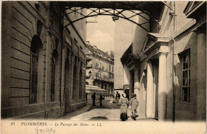 Carte postale ancienne Plombieres Le Passage des Bains.