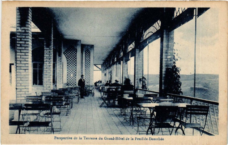 Carte postale ancienne Perspective de la Terrasse du Grand-Hotel de la Feuiliee-Dorothee. à Grand