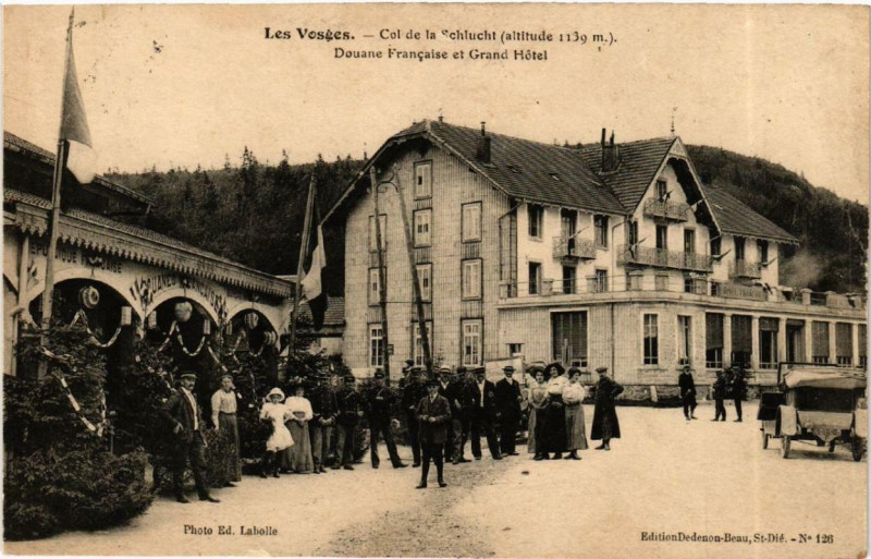Carte postale ancienne Les Vosges Col de La Schlucht Douane Francaise et Grand Hotel. à Grand