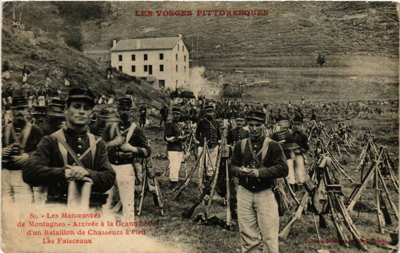 Carte postale ancienne Les Maoeuvres de Montagnes Arrivee a la Grand heite d'un Bataillo. à Grand
