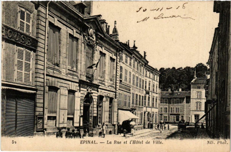Carte postale ancienne Epinal La Rue et l'Hotel de Ville. à Épinal