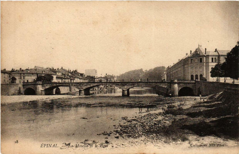 Carte postale ancienne Epinal La Moselle et le Pont. à Épinal