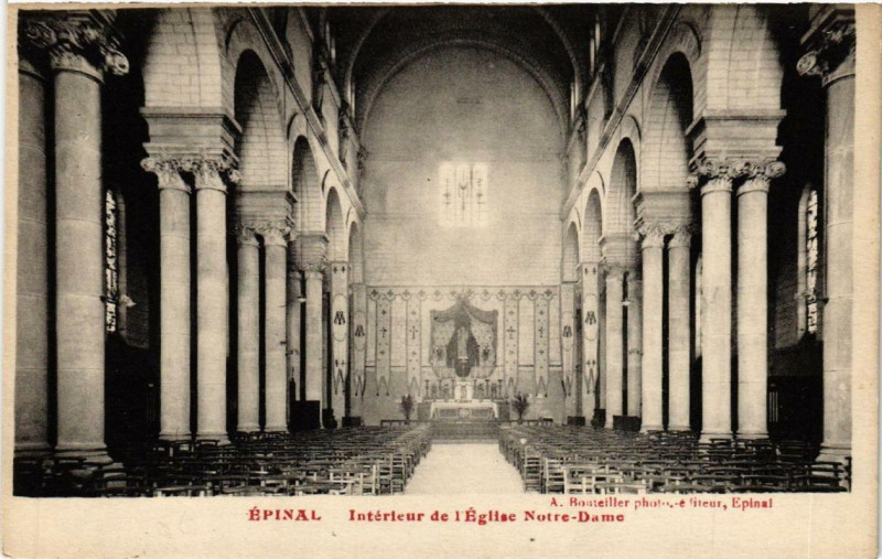 Carte postale ancienne Epinal Interieur de l'Eglise Notre-Dame. à Épinal