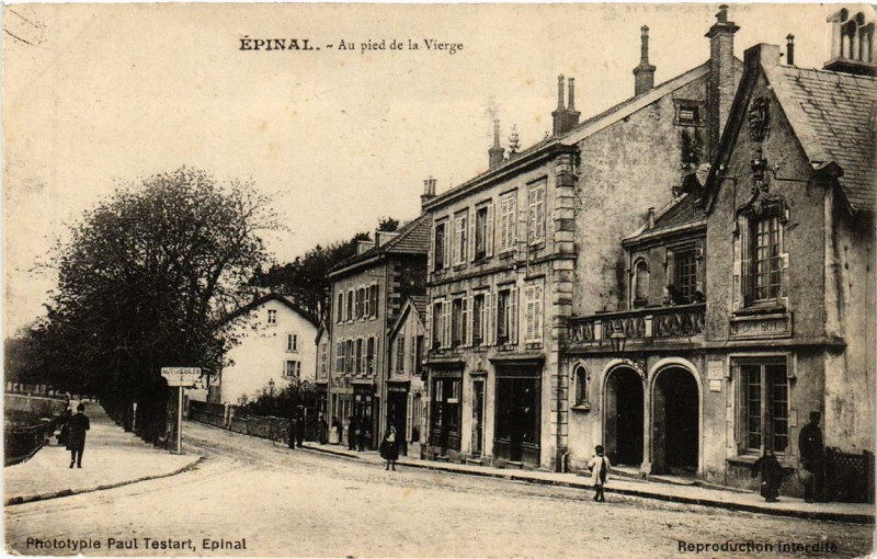 Carte postale ancienne Epinal Au pied de la Vierge. à Épinal
