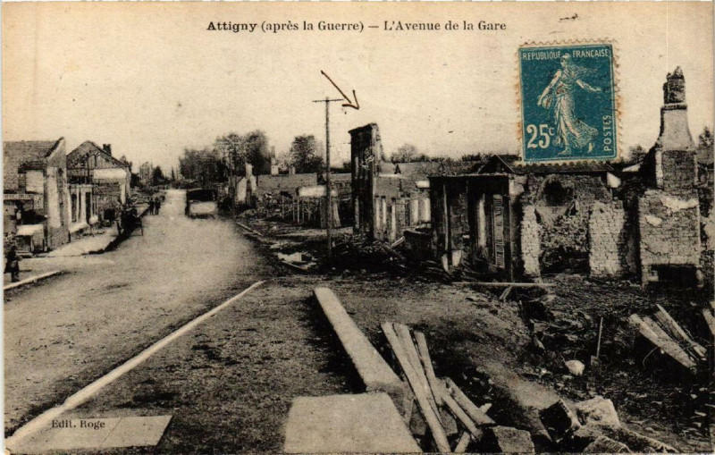 Carte postale ancienne Attigny L'Avenue de la Gare. à Attigny