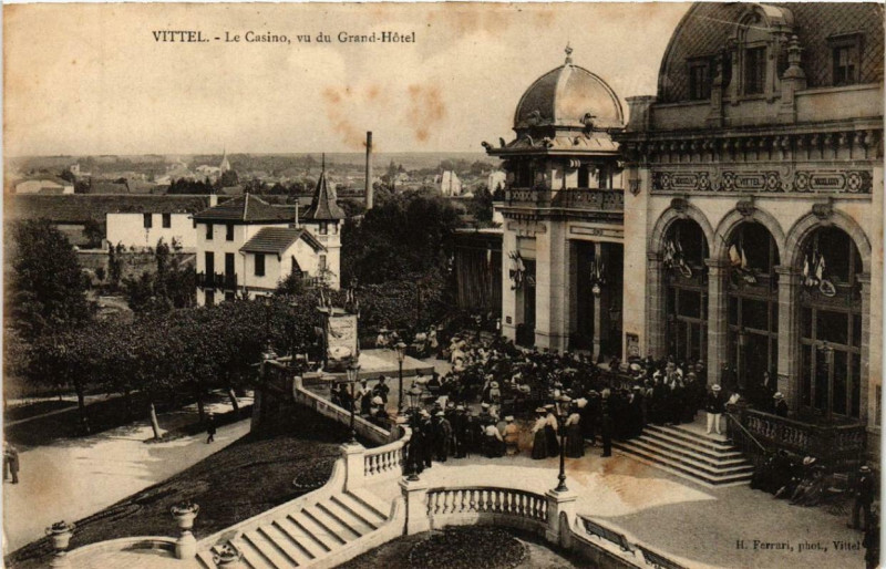Carte postale ancienne Vittel Le Casino - vu du Grand-Hotel. à Vittel