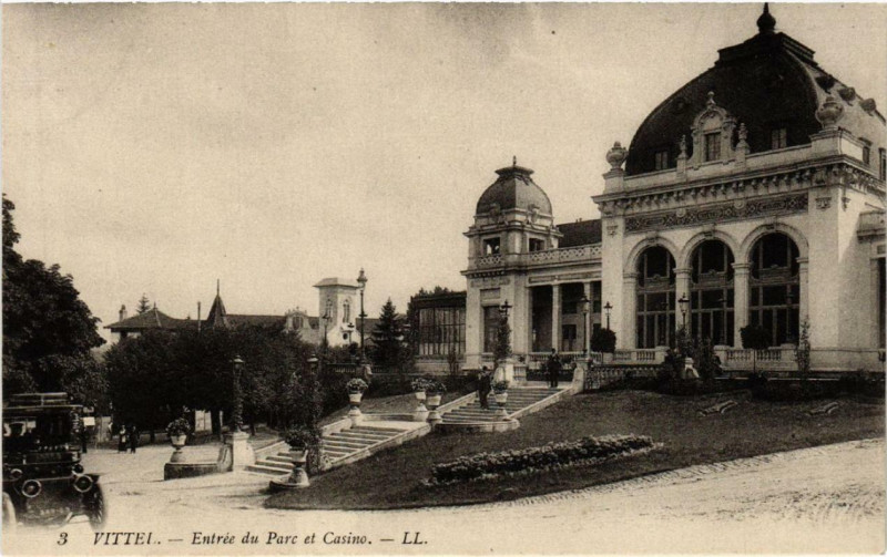 Carte postale ancienne Vittel Entrée du Parc et Casino. à Vittel