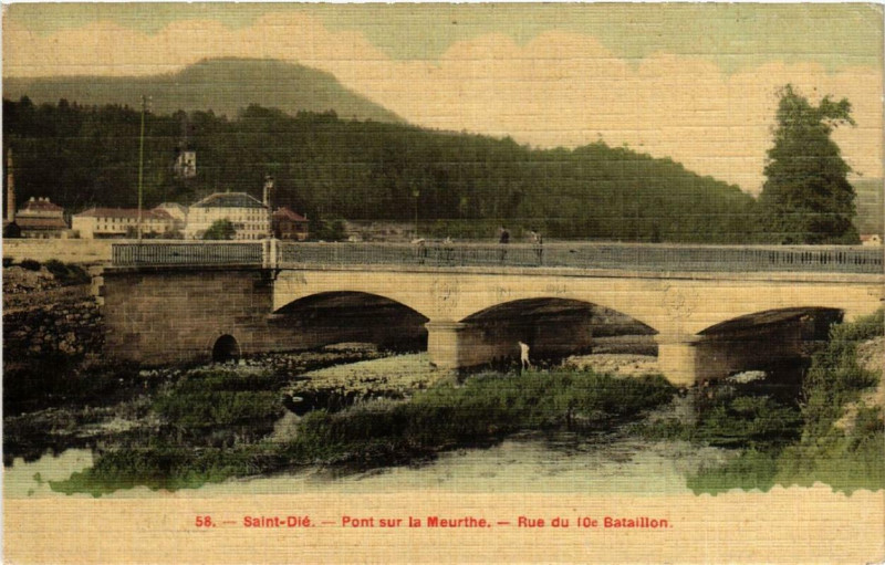 Carte postale ancienne Saint-Die Pont sur la Meurthe.