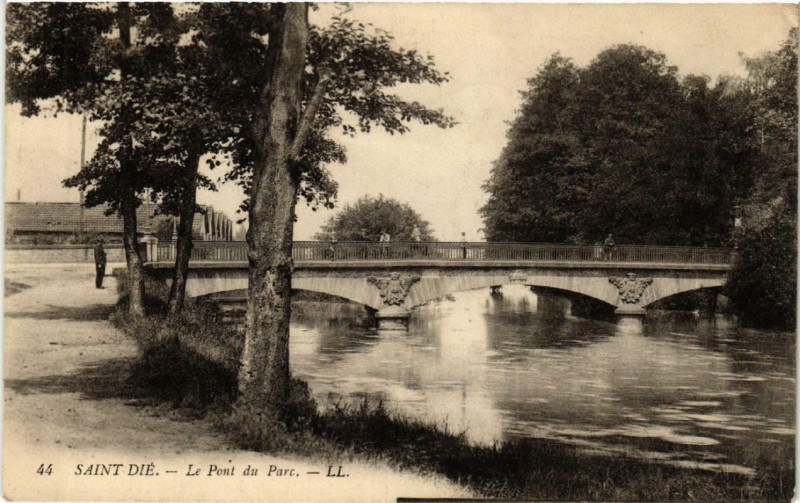 Carte postale ancienne Saint-Die Le Pont du Parc.