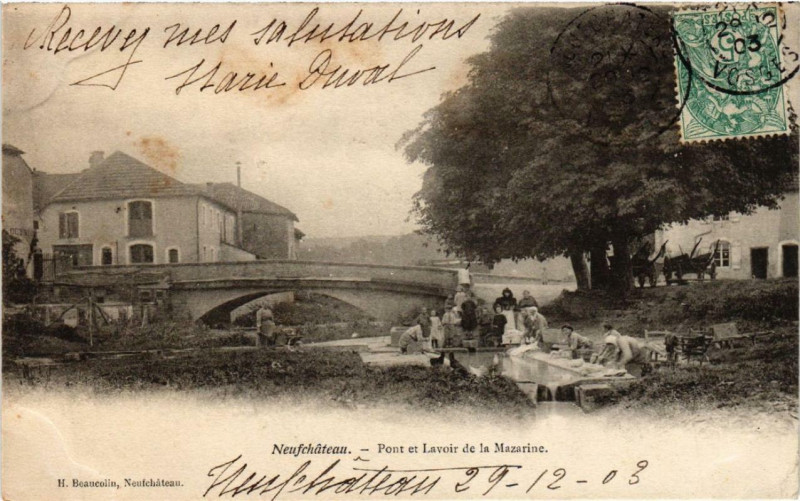 Carte postale ancienne Neufchateau Pont et Lavoir de la Mazarine. à Neufchâteau