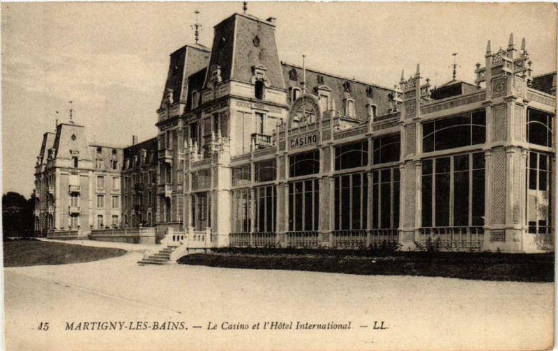 Carte postale ancienne Martigny-les-Bains Le Casino et l'Hotel International. à Martigny-les-Bains