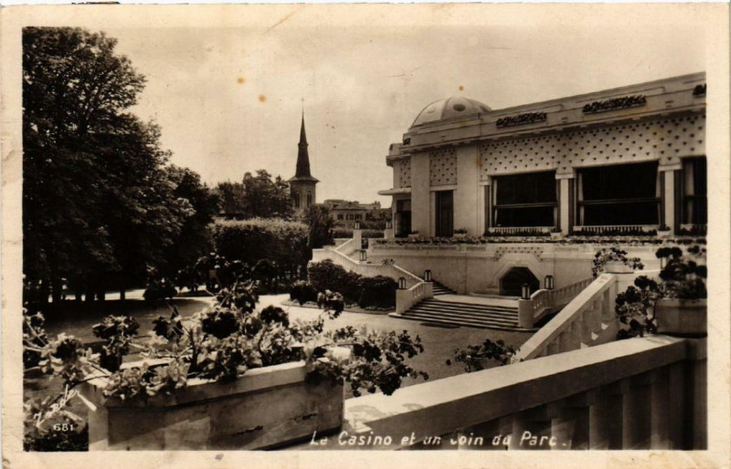 Carte postale ancienne Le Casino et un Coin du Parc.