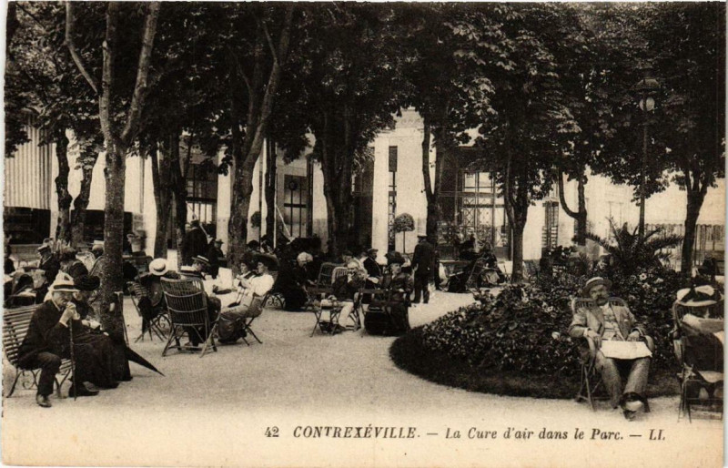 Carte postale ancienne Contrexeville La Cure d'air dans le Parc. à Contrexéville