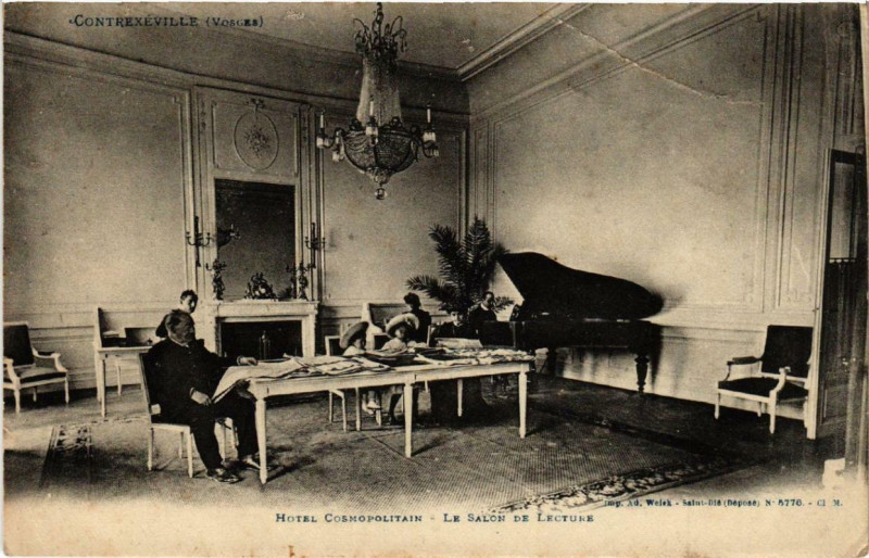 Carte postale ancienne Contrexeville Hotel Cosmopolitan - Le Salon de Lecture. à Contrexéville
