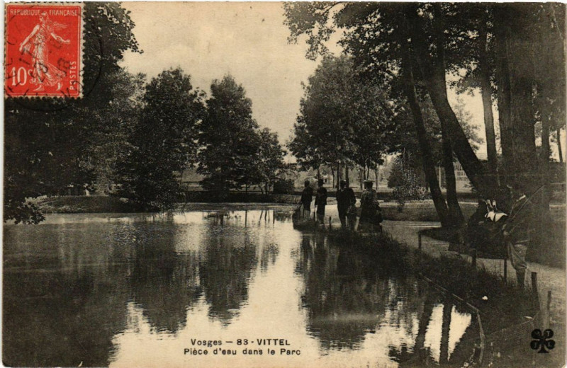 Carte postale ancienne Vosges - Vittel - Piéce d'eau dans le Parc à Vittel