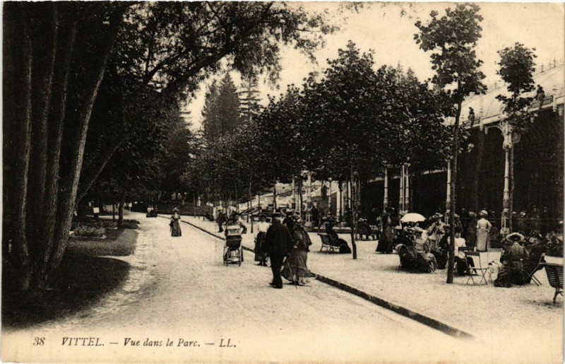 Carte postale ancienne Vittel - Vue dans le Parc à Vittel