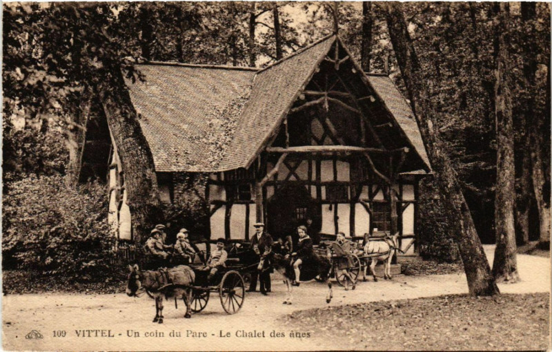Carte postale ancienne Vittel - Un coin du Parc - Le Chalet des anes à Vittel