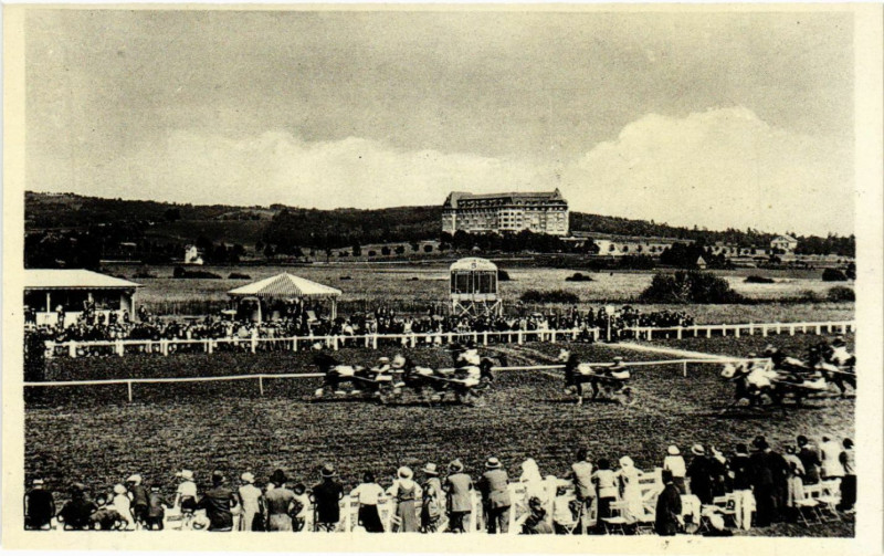 Carte postale ancienne Vittel - Le Champ de Courses et vue sur le Golf à Vittel