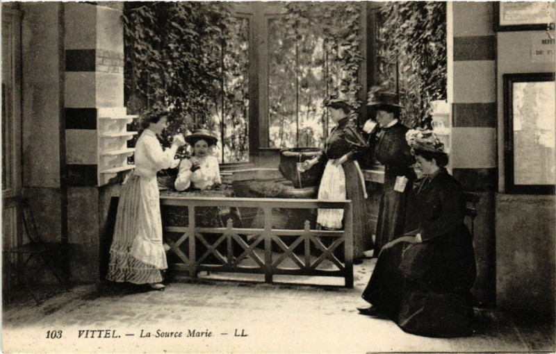 Carte postale ancienne Vittel - La Source Marie à Vittel