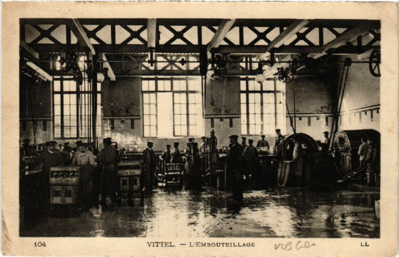 Carte postale ancienne Vittel - L'Embouteillage à Vittel