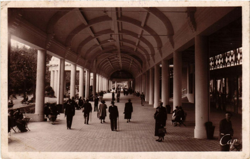 Carte postale ancienne Vittel - Intrieur des Galeries à Vittel