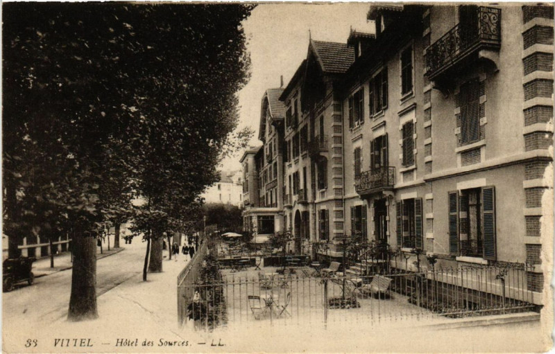 Carte postale ancienne Vittel - Hotel des Sources à Vittel