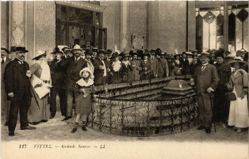 Carte postale ancienne Vittel - Grande Source à Vittel