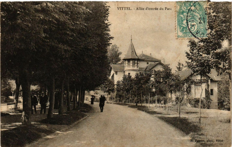 Carte postale ancienne Vittel - Allée d'entrée du Parc à Vittel