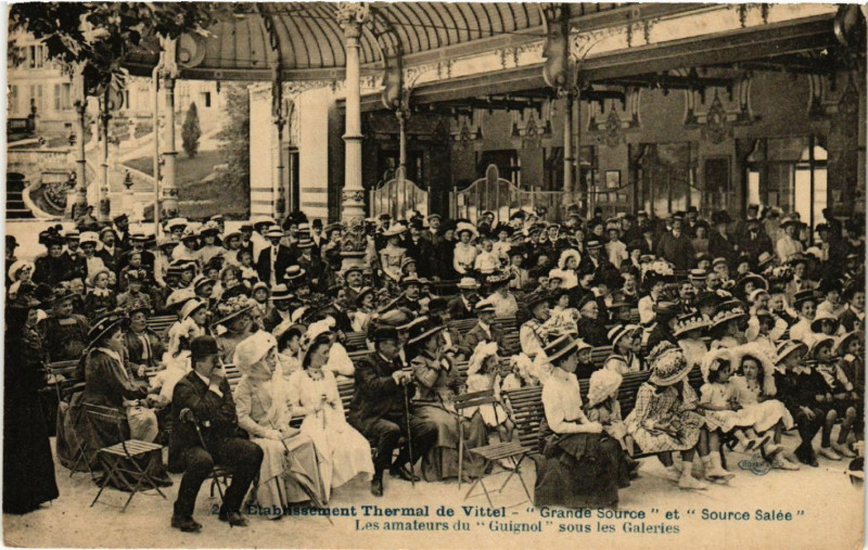 Carte postale ancienne Etablissement Thermal de Vittel - Grande Source et Source... à Vittel