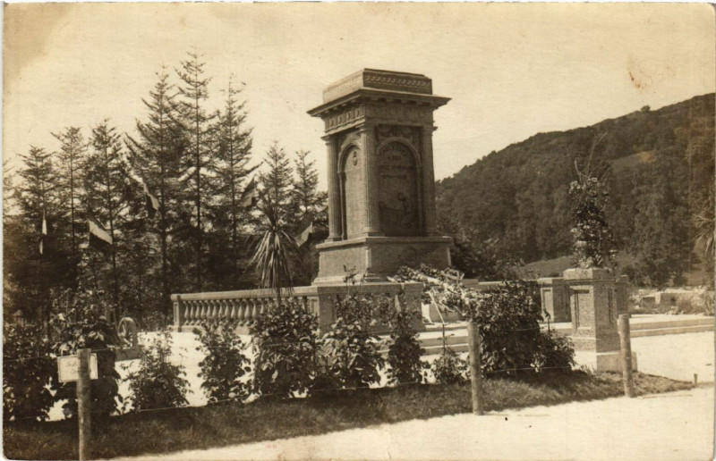 Carte postale ancienne Monument aux Morts