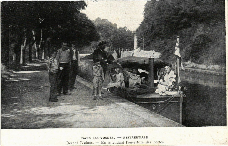Carte postale ancienne Dans les Vosges - Reitrerwald - Devant l'écluse - En attendant ..
